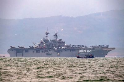 Siêu máy bay tàng hình F-35B lần đầu tiên đến Việt Nam trên tàu đổ bộ USS Tripoli (LHA-7) của Mỹ....