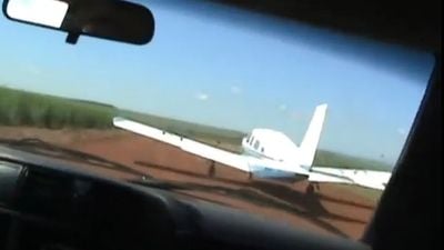 [Video] Lao xe vào máy bay đang cất cánh