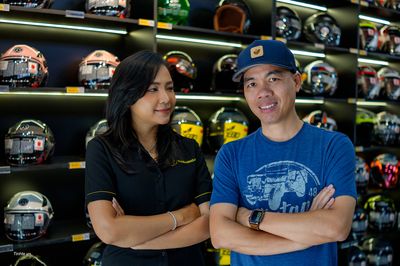 Kim, 18 tuổi, 10 năm kinh nghiệm bán nón bảo hiểm, ra đời hơn sớm.