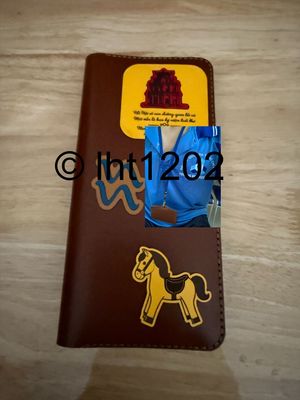 Ví sen to là ví sen unisex, tuy nhiên thường con gái dùng sẽ phù hợp hơn, tại mình dùng con này...