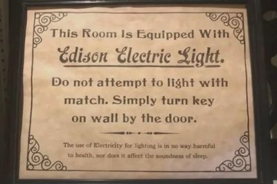 Hơn 100 năm trước, con người từng sợ… bóng đèn điện đến mức các khách sạn phải treo biển trấn an...