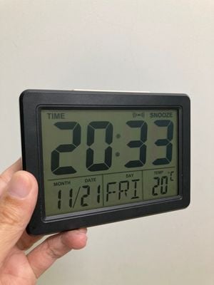 DIY - Đồng hồ 11 năm tuổi màn hình LCD bị ố đen. Mình mua miếng phim phân cực về dán lại. Sau 2...