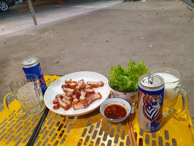 Làm vài lon cho dễ ngủ