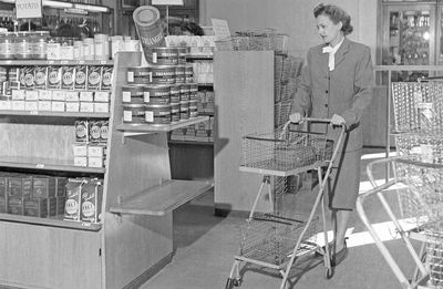 Khi điều hành chuỗi siêu thị Humpty Dumpty ở Oklahoma vào những năm 1930, Sylvan Goldman đã nhận...