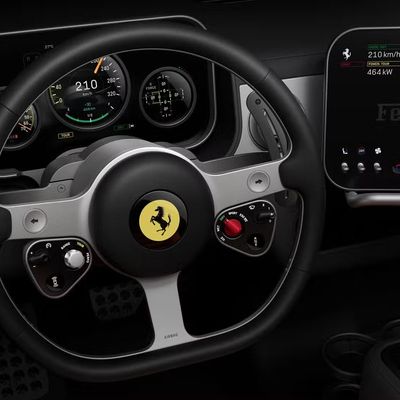 Vì sao Jony Ive dùng nút bấm trên xe Ferrari điện mới ra mắt