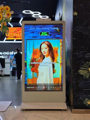 Mấy cái bảng quảng cáo trong mall có thể tương tác được đang chạy Windows 11