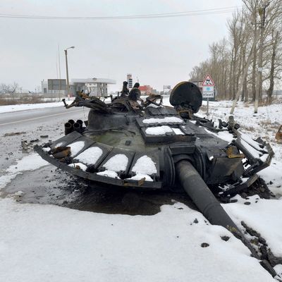 28330522-ein-zerstoerter-russischer-panzer-vor-der-ukrainischen-grossstadt-charkiw-24KmWtFnovec.jpg