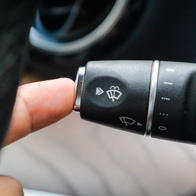 [Video] Cách sử dụng cần gạt mưa/xịt nước rửa kính trên xe Mercedes-Benz