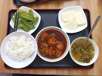 Ăn trưa, Cơm sườn hầm Quảng Đông