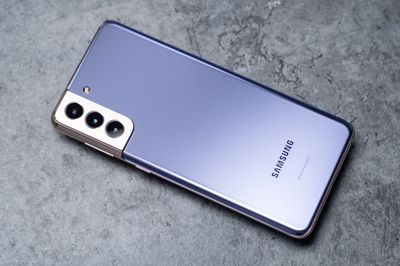 Samsung Galaxy S21 là một trong những sản phẩm mới nhất của hãng Samsung, có thiết kế đẹp mắt và tính năng cao cấp. Nếu bạn đang tìm kiếm một chiếc điện thoại thông minh đáng mua, hãy không bỏ qua sản phẩm này.
