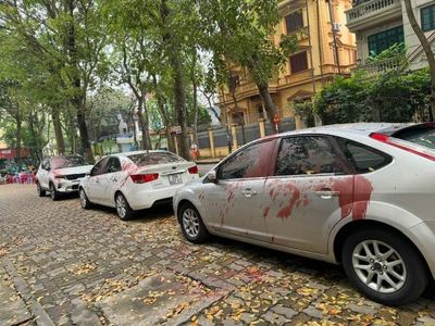 Hà Nội, các xe đậu ven đường bị tạt sơn đỏ
