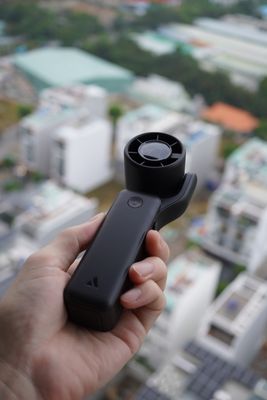 Cầm lên tưởng camera… ai ngờ là quạt