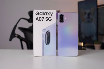 Cái mặt sau Galaxy A07 5G nhìn đơn giản và đẹp ghê