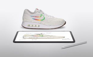 Tim Cook mang giày Nike phiên bản đặc biệt được phác thảo bằng iPad trong sự kiện Let Loose vừa rồi