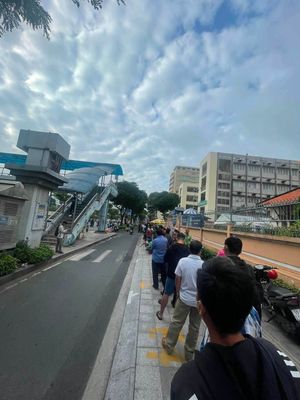 Mọi năm bình thường thì không sao, năm nay TPHCM công bố miễn phí SGK và giờ thì PH phải xếp hàng...