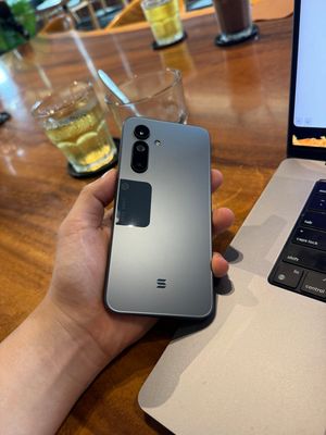 Seeker Mobile ( Solana Phone v2). Gọn gàng, vân tay nhạy, rm 8/128gb.