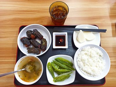 Buổi trưa, ăn cơm chả lá lốt