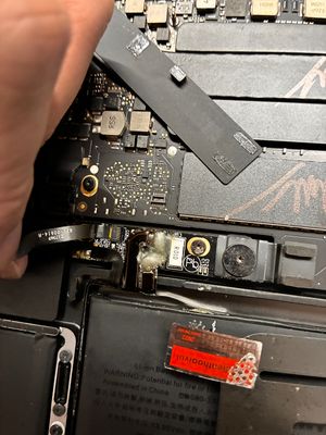 Điện thoại vui: thay pin macbook mà hàn chân như này thì thua rồi