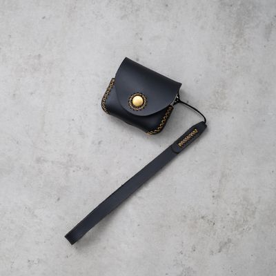 Chiếc bao da được may đo vừa vặn với tai nghe B&O Beo Grace, và gắn thêm dây đeo tay để giúp cầm...