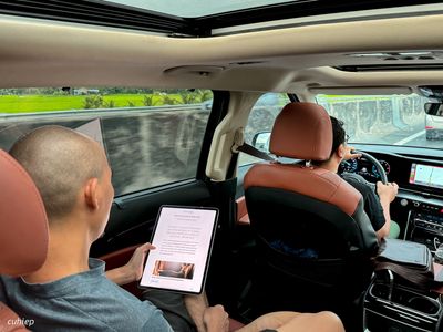 6 người đi chơi trên chiếc van 7 chỗ quá tuyệt
