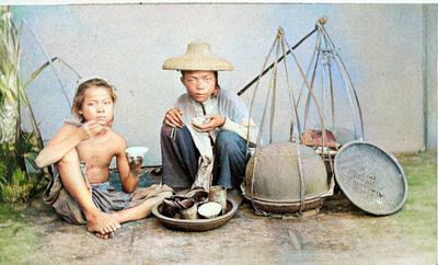 Hai cậu bé đi bán hàng rong, đang nghỉ ăn cơm, Sài Gòn, khoảng 1875-1879.