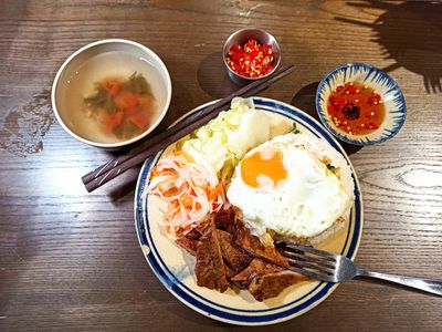 Ăn cơm Tấm buổi tối