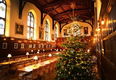 Khung cảnh tại Magdalen College lúc này thực sự mang đến một cảm giác ấm áp khó tả khi những ánh...