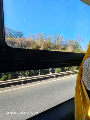 Xe Tàu vẫn là Tàu thôi, cái thanh sắt ngang cửa sổ có độ cao đúng bằng mắt người ngồi (cao 1,7m)....