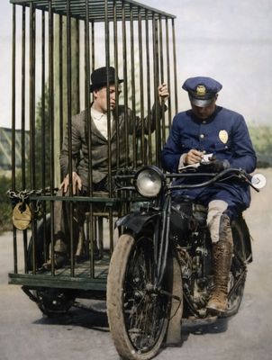 Vào những năm 1920, thành phố Los Angeles từng sử dụng các phòng giam di động. Về cơ bản đó là...