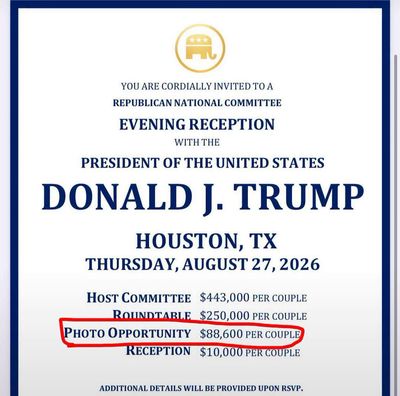 Giá chụp hình với Donald Trump gần 100,000 USD hihihi