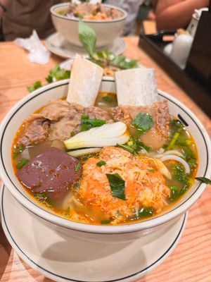 Ăn sáng Bún Bò Huế bát đầy đủ siêu đặc biệt