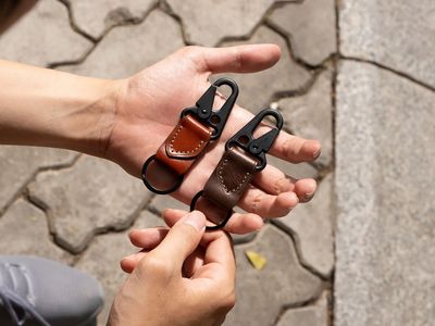 Móc khoá sen, với móc carabiner thiết kế sẵn để việc treo móc vào đỉa quần hoặc balo túi xách...