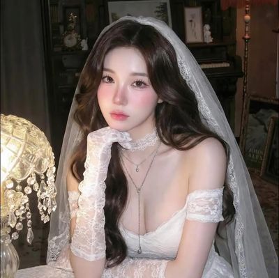 Chân dung ảnh Vợ đội khăn voan, váy trắng, trang điểm full mặt