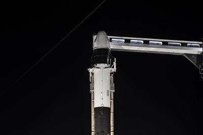 tau-cargon-dragon-duoc-gan-len-dinh-falcon-9.jpg