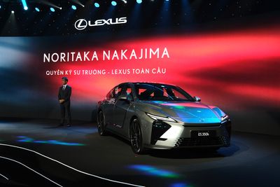 All New Lexus ES chốt giá từ 2,34 tỷ đồng tại Việt Nam