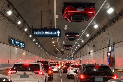 May quá, bám như thằn lằn  về kịp đá banh.