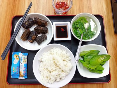 Ăn trưa cơm chả lá lốt cực thơm ngon!