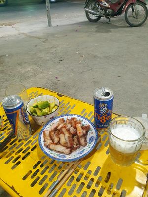 Xong việc giờ ngồi lai rai chờ bóng lăn