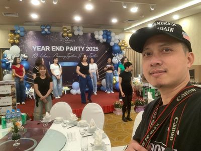 Mưa gió vẫn chịu khó vác máy giao lưu theo tiếng gọi của đồng tiền