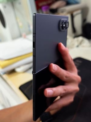Cụm camera dọc phía sau của ZFold 8 tự nhiên lại trở nên hợp lý vô cùng khi xài xoay dọc lại coi...