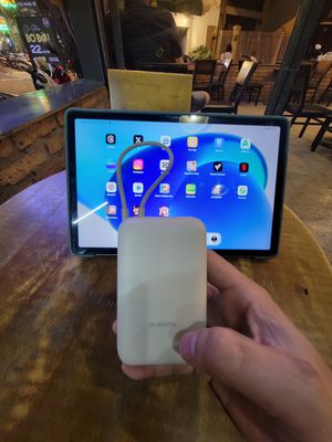 Tôi mới mua pin dự phòng này Cellphones giá rẻ mà nhìn dễ thương ghê, có đc sợi cáp rất tiện nữa