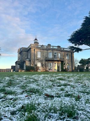 Tuyết rơi trắng xóa phủ lên những tòa nhà hiện đại xen lẫn nét kiến trúc đặc trưng của Nottingham...