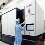 ASML: Trung Quốc đi sau Mỹ 15 năm về công nghệ bán dẫn