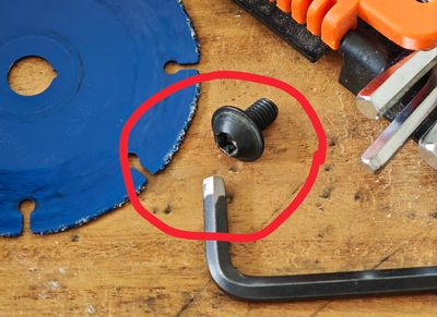 Nếu mọi người đã từng gặp một con ốc mà dù có dùng 2 cây lục giác liền nhau vẫn không vừa thì...