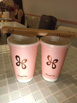 Uống trà sữa buổi sáng