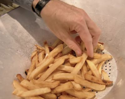 Có thể bạn chưa biết, món khoai tây chiên (French Fries) được "phát minh" tại thành phố Bruges, nướ