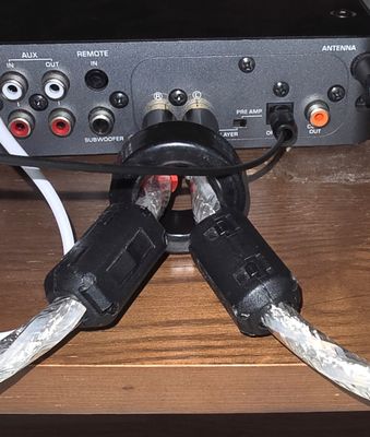 A.I nó hd cách dùng ferrit choke với cáp analog. Ae cũng nên thử coi.