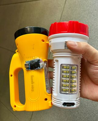 Chế lại pin và mạch sạc type c cho 2 cái đèn pin. Cái vàng đầu tiên làm không suy nghĩ nên hơi...