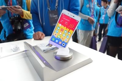 Các hãng điện thoại bây giờ đua nhau làm điện thoại mỏng nhẹ nhưng chưa hãng nào vượt qua được...