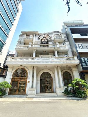 Nhà biệt thự màu trắng này có đẹp không anh chị em?